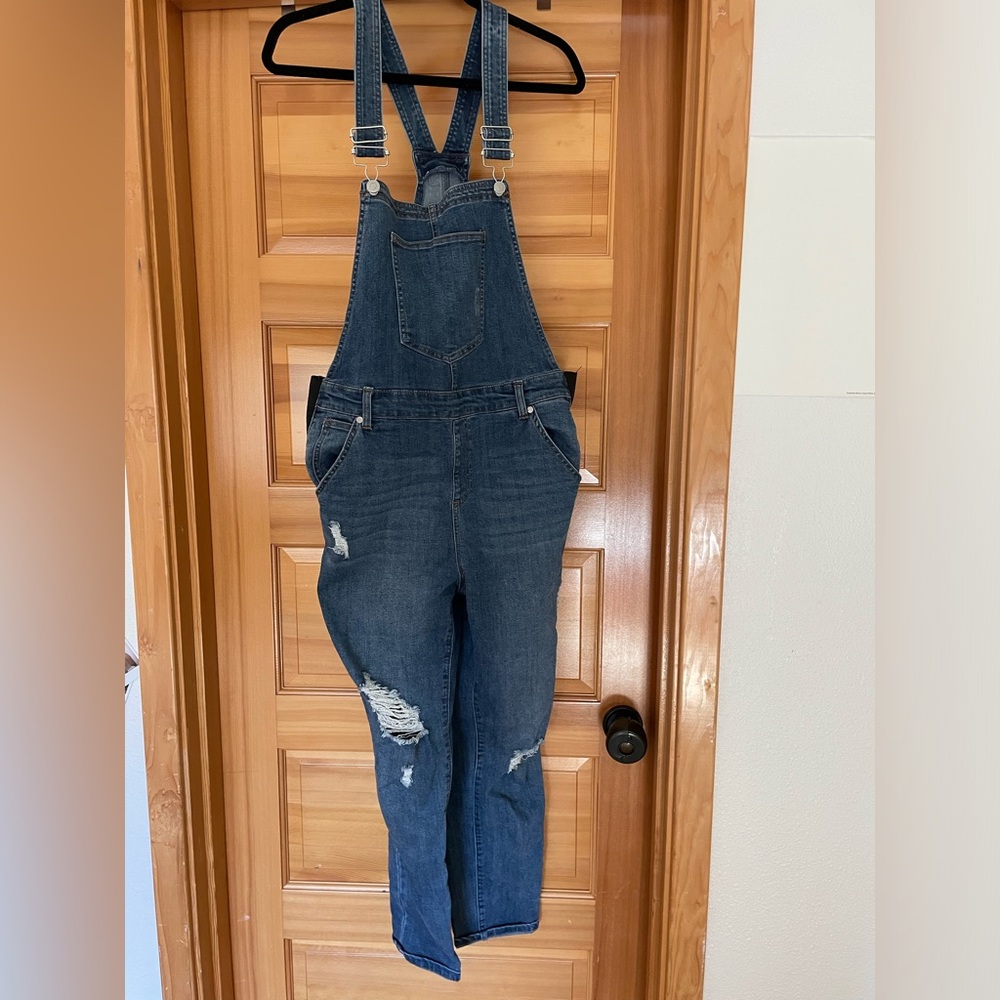 Great condition women’s maternity overalls. Size Large